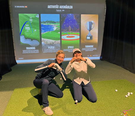 Indoor Golf Simulator Screen und Golfer beim Abschlag